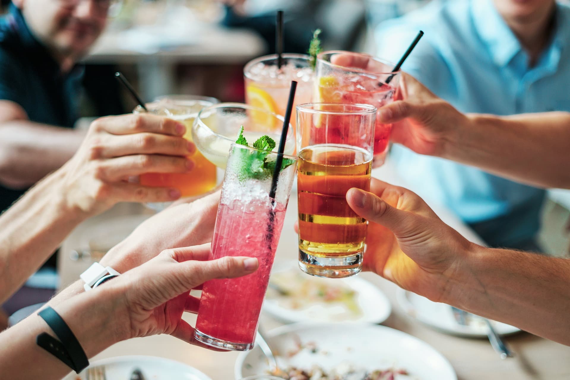 Ospiti di un ristorante che consultano il menu digitale sul telefono